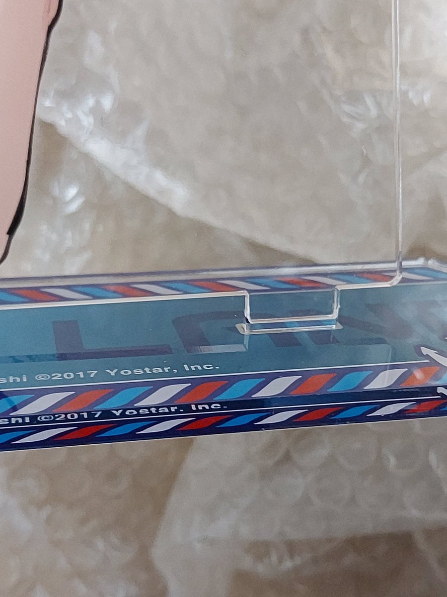 「よりにもよってニーミちゃんのアクリルスタンドで不良品つかまされた…差し込み口が合」|❄️青葉きの🌸のイラスト