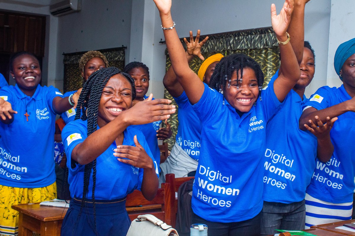 lEnvolBj's tweet photo. Tic tac tic tac ...
La première séance d'#idéation de nos #héroïnes a bel et bien eu lieu ce samedi 08 octobre au Chant d'oiseau de Cotonou grâce au soutien d' @EnabelauBenin à travers le projet #DigiBoost.
Avec @EliseeDITCHARE
#digitalwomenheroes #lenvol #GDSCUAC #enabel https://t.co/gJfgfu7Bn3