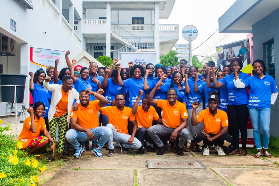 lEnvolBj's tweet photo. Tic tac tic tac ...
La première séance d'#idéation de nos #héroïnes a bel et bien eu lieu ce samedi 08 octobre au Chant d'oiseau de Cotonou grâce au soutien d' @EnabelauBenin à travers le projet #DigiBoost.
Avec @EliseeDITCHARE
#digitalwomenheroes #lenvol #GDSCUAC #enabel https://t.co/gJfgfu7Bn3