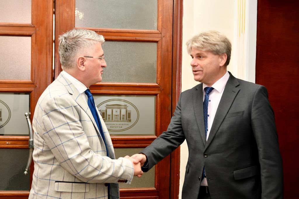 Shumë faleminderit Zv. Kryetar i Parlamentit 🇦🇱, Agron Gjekmarkaj për bisedën interesante dhe konstruktive, ku u fol ndër të tjera mbi rrugëtimin e shqipëtarëve drejt BE-së 🇪🇺 si dhe marrëdhëniet e shkëlqyera midis Austrisë 🇦🇹 dhe Shqipërisë🇦🇱.