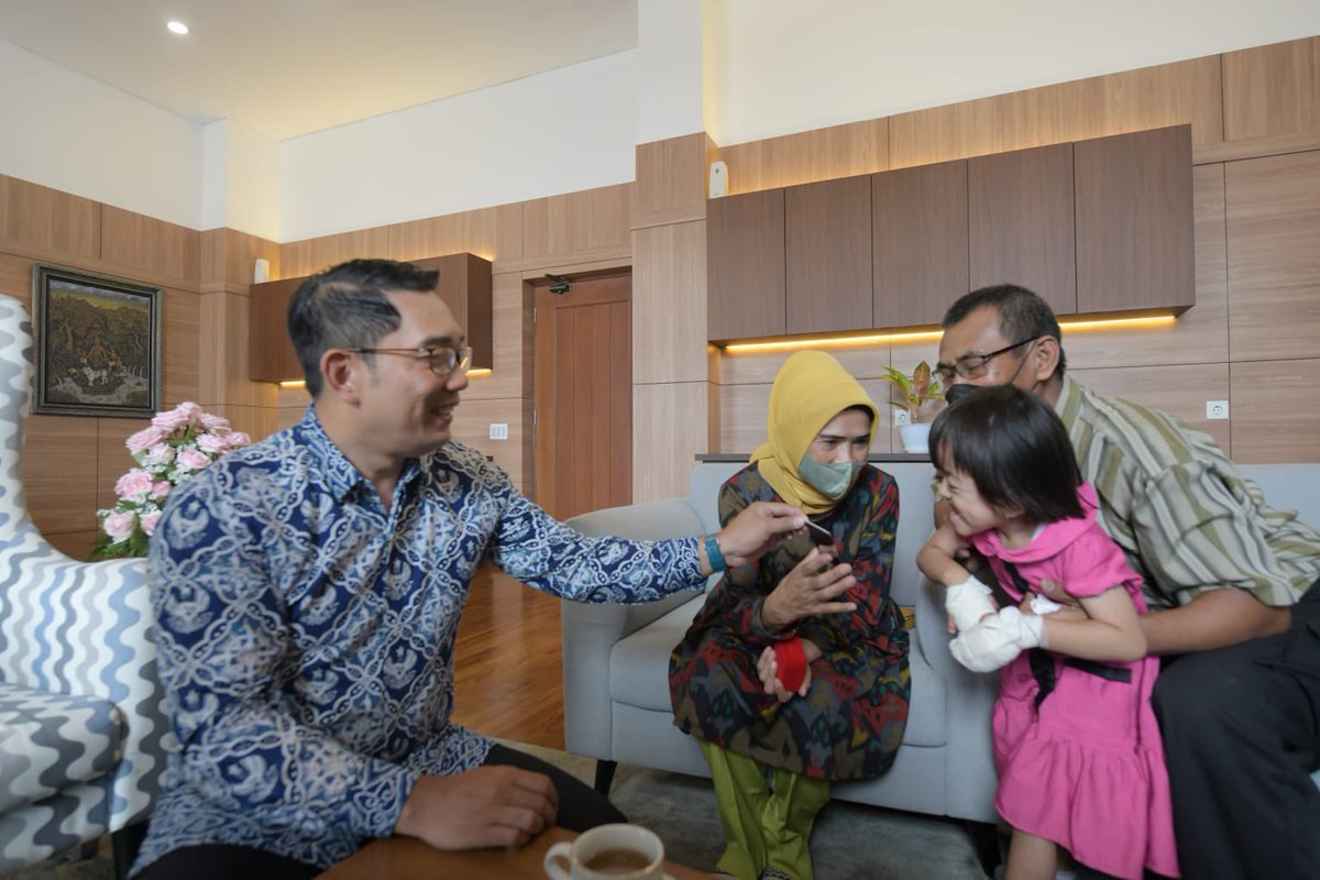 Arini, gadis kecil ini dibuang ibu kandungnya yang pergi entah kemana. Arini diterlantarkan karena sejak lahir memiliki kelainan langka sepeninggal ayahnya yg meninggal dunia terlebih dahulu.