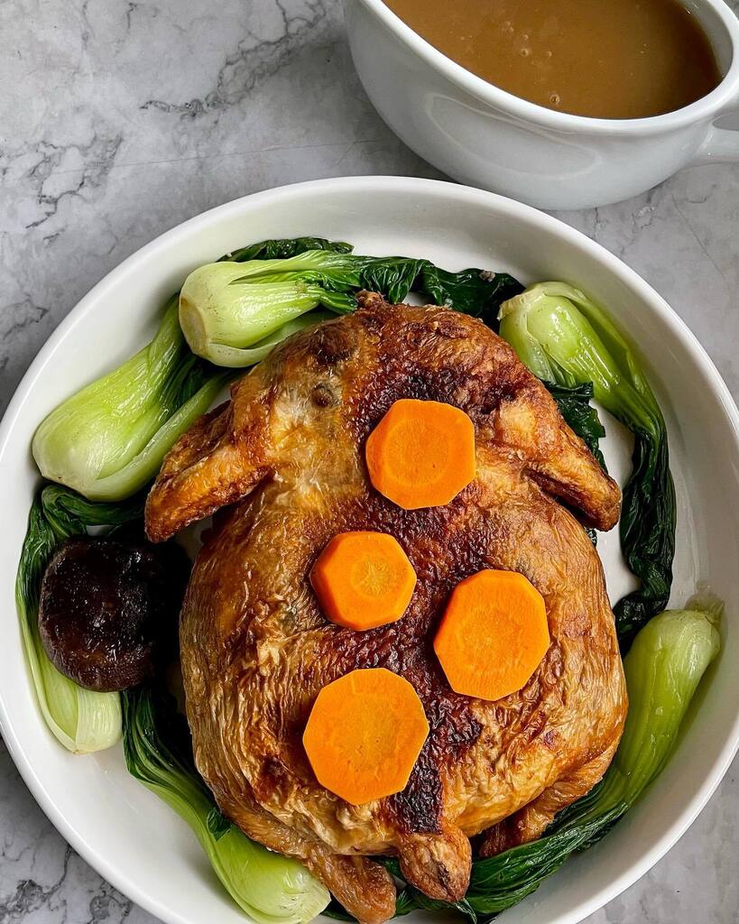 I’m so excited to share another good home-cooked Chinese food supplier. 

Eight Treasure chicken (八寶雞 ba bau jī) or  Pat Po Kwe (in Fookien) is my family’s favorite and we often order from Chinese restaurants but this one from @wok_with_mom tastes the best.  Before pouring …