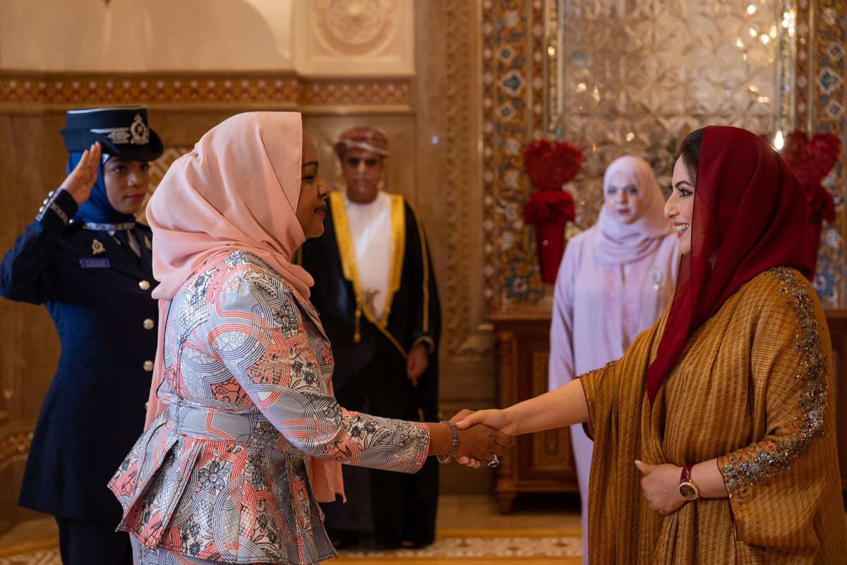 RoyalOmanFamily's tweet photo. #السّيّدةُ_الجليلةُ حرمُ جلالةِ السُّلطان المعظّم/ حفظها الله ورعاها/ تستقبل بقصر البركة العامر حرمَ رئيس #زنجبار في إطار زيارتها سلطنة #عُمان. https://t.co/GAtCrTgMAN