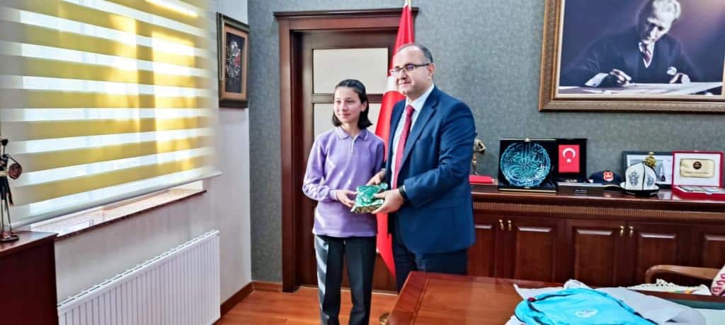 HayriAslanOOkul's tweet photo. Bursluluk sınavında Türkiye birincisi olan öğrencimiz ; İlçe Milli Eğitim Müdürümüz Sayın Alican KILIÇ, Okul Müdürümüz Sayın Mehmet TEKİN ve Okul Öğretmenlerimiz ile İlçemiz Kaymakamı  Sayın Adem KELEŞ beyi makamında ziyaret etti.@Kilic_Alican @cubukilcemem @mtekincubuk https://t.co/tzRFeOTgPA