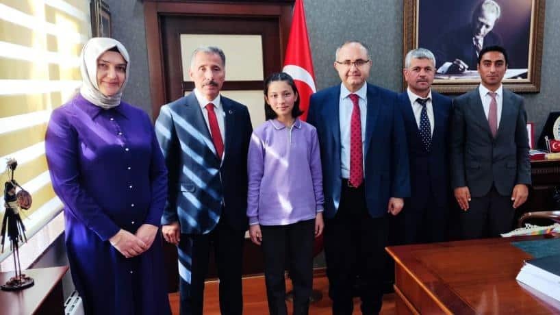 HayriAslanOOkul's tweet photo. Bursluluk sınavında Türkiye birincisi olan öğrencimiz ; İlçe Milli Eğitim Müdürümüz Sayın Alican KILIÇ, Okul Müdürümüz Sayın Mehmet TEKİN ve Okul Öğretmenlerimiz ile İlçemiz Kaymakamı  Sayın Adem KELEŞ beyi makamında ziyaret etti.@Kilic_Alican @cubukilcemem @mtekincubuk https://t.co/tzRFeOTgPA