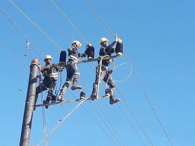 Más del 40 por ciento de la población pinareña afectada por el #HuracánIan ya cuenta con servicio eléctrico, se trabaja sin descanso y llegan más brigadas de otras regiones de #Cuba. Como diría <a href="/DiazCanelB/">Miguel Díaz-Canel Bermúdez</a>, esta debe ser una mejor semana para la recuperación en #PinardelRío.