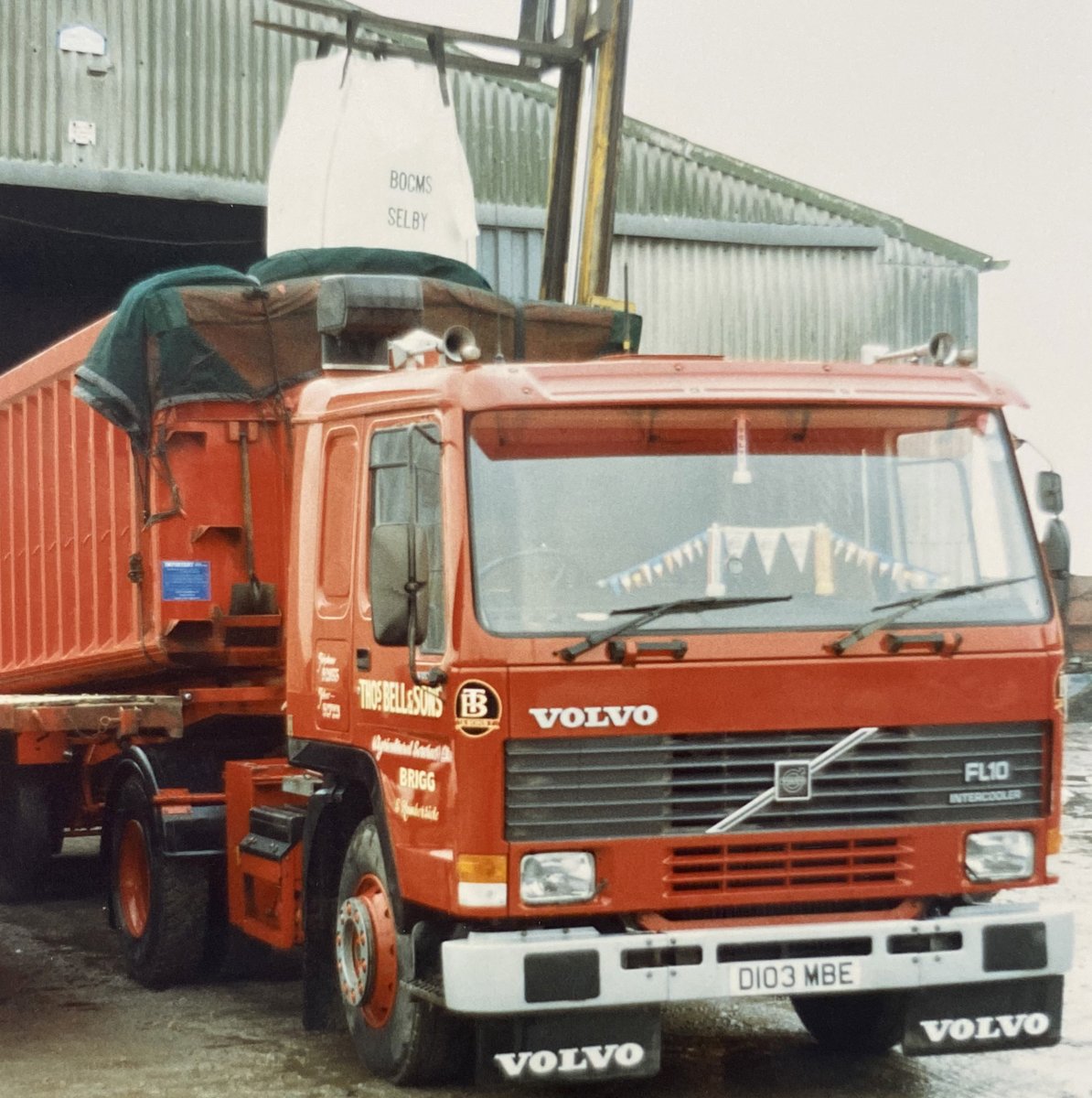 ThomasbellFert's tweet photo. #ThrowbackThursday
Can you guess the year?
We think this photo was taken mid 1980's.
Transport has certainly evolved a lot since then, yet so have we.
#fertiliserfamily #servicecounts #wecare #fertiliser #agriculture #thomasbell #throwback #farminguk #britishfarmers https://t.co/DgMhPaFPNj