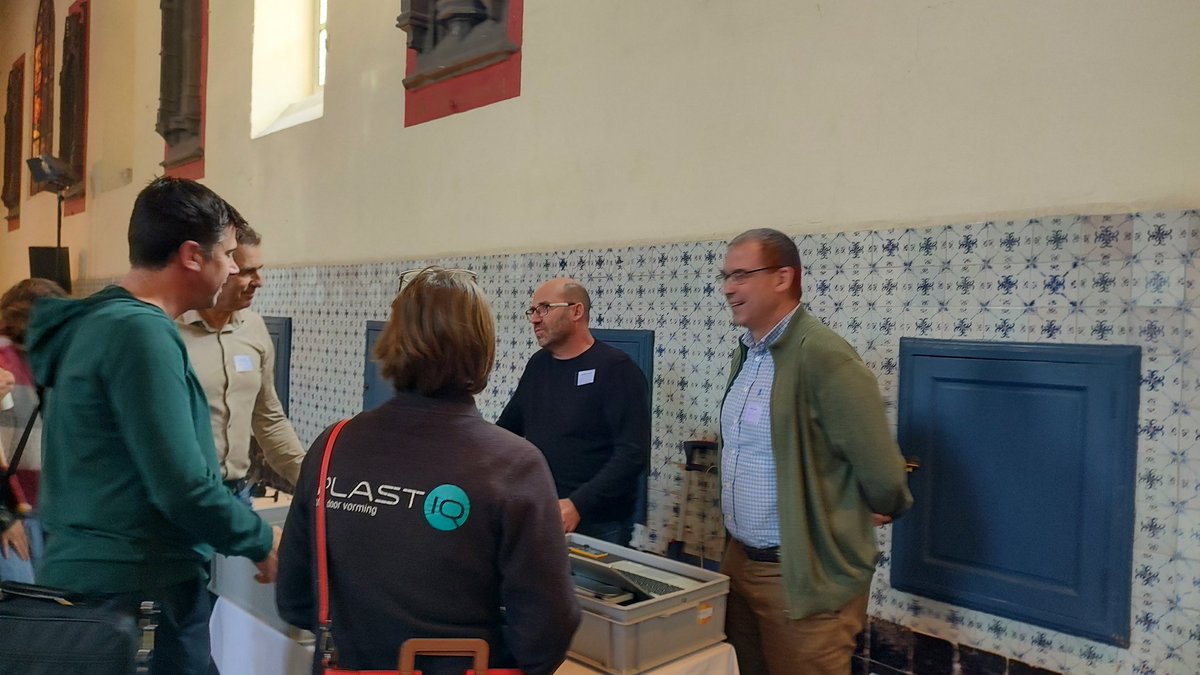 kimthousiast's tweet photo. The partners from @Sirris_be are demonstrating some of the #Innovative #learning #technologies that were used during the #BHC21-project. 
@Itec_KULeuven #industry #training #education https://t.co/yqRq2zqrgU