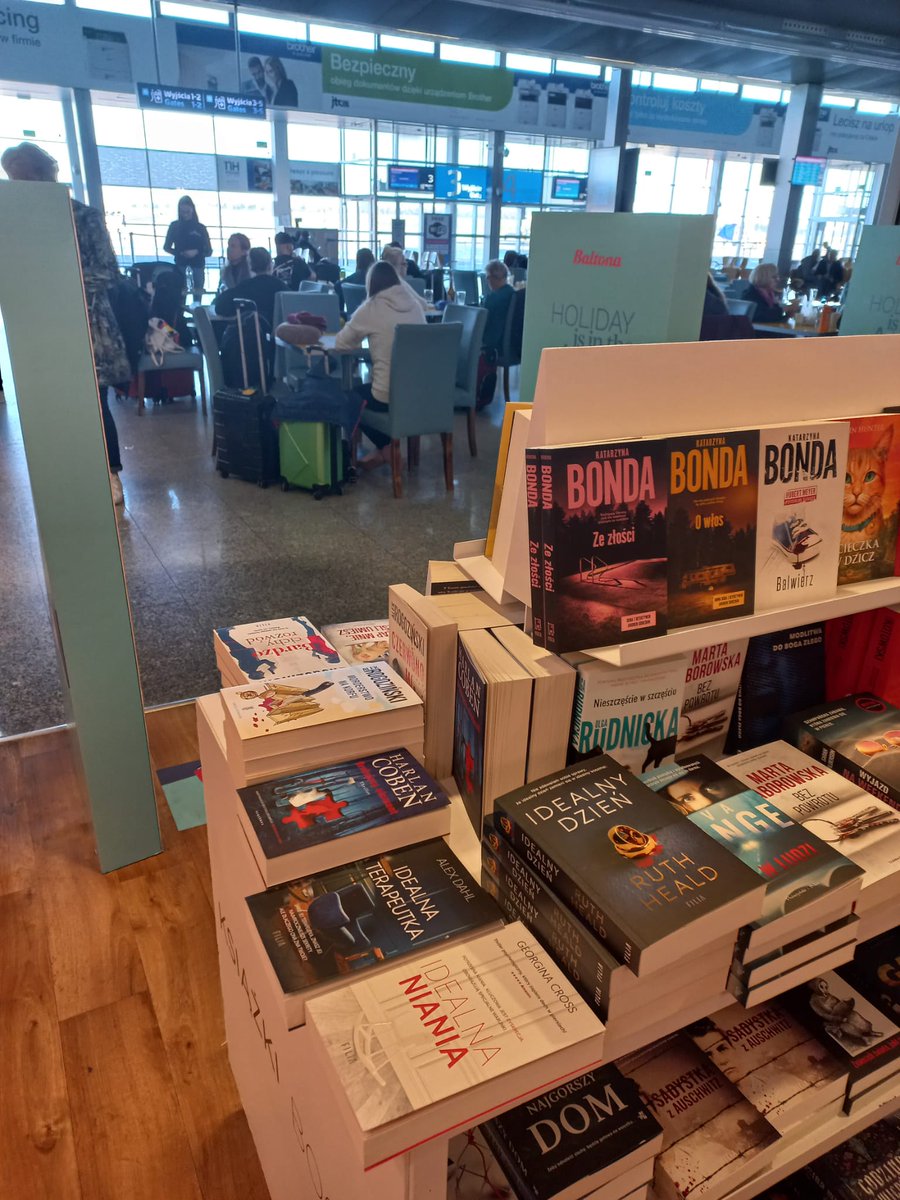 So happy to see my Polish paperbacks of Idealny Dzien (The Wedding) at the airport! Thanks to a friend for sending me the picture :) @bookouture @lauratheeditor
