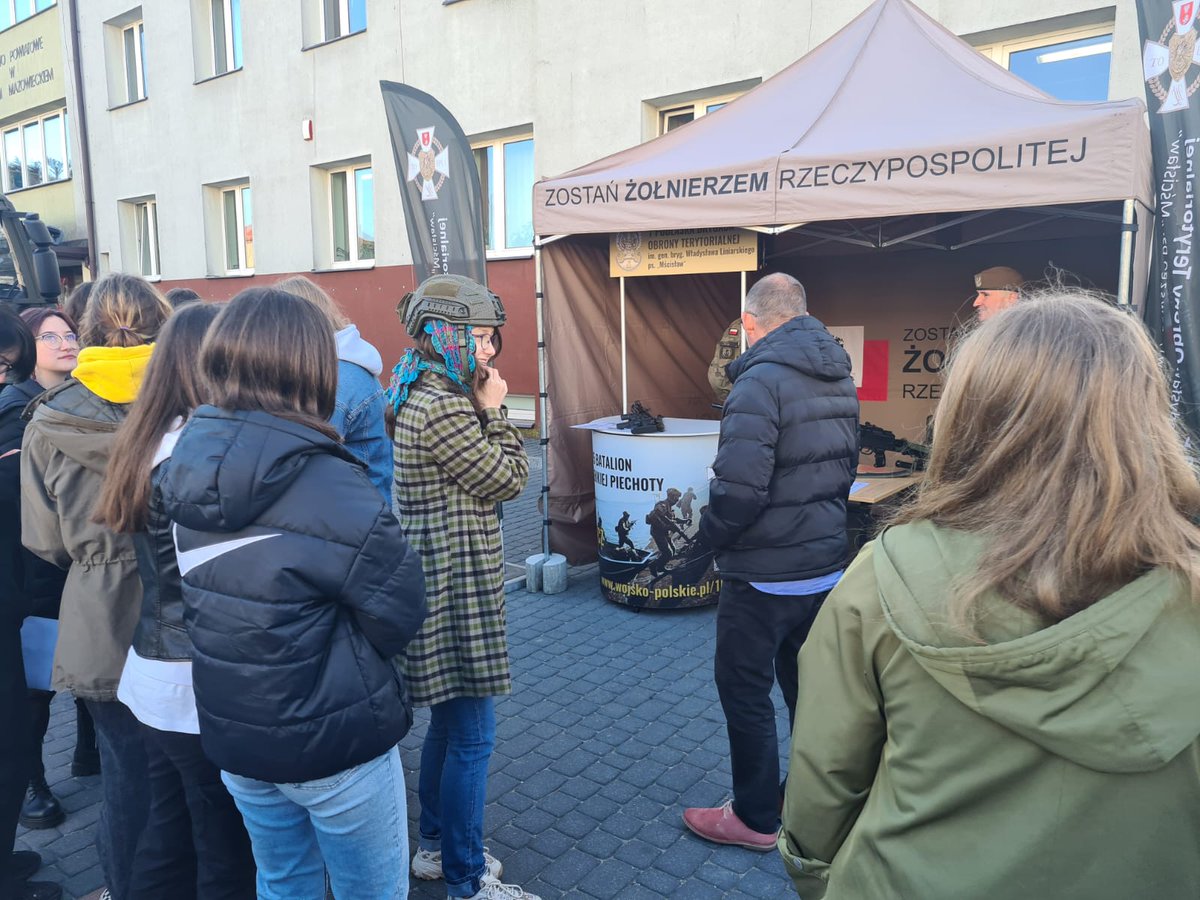 WCR_Bielsk_Podl's tweet photo. 2️⃣ dzień pracy #WCR w Wysokiem Mazowieckiem❗
Kolejny dzień promocji edukacji i służby wojskowej. Dziękujemy uczniom oraz ich nauczycielom za tłumne odwiedzenie Naszych punktów promocyjnych 😀.
Punkty promo zrealizowały JW. #18PLog #18pr #1PBOT #15blp #14blp #8brt #183krt 🇵🇱 https://t.co/uO1b4TtKmP