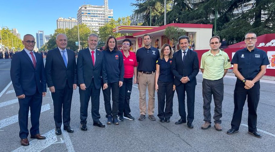 avtorresp's tweet photo. #Canarias ha estado muy presente en los actos de este  #DíaDeLaFiestaNacional con un reconocimiento especial a las fuerzas de seguridad, técnicos y científicos que participaron en la emergencia volcánica de #LaPalma.

#12Octubre https://t.co/rYumubDFWT