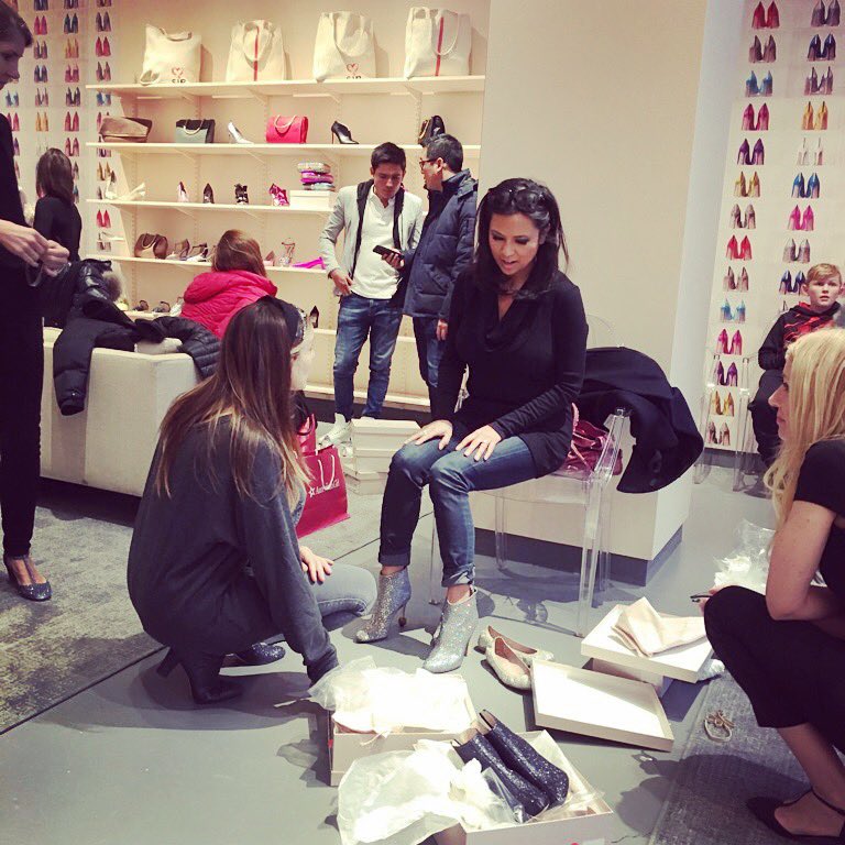 MaribelAberCNN's tweet photo. When life imitates art… counting down to Maribel in Manhattan… quintessential NY MOMENT when Carrie helps you select the right shoe! #cinderella #sexandthecity #sarahjessicaparker #sjpcollection #popupshop https://t.co/LCfzGM9wW3