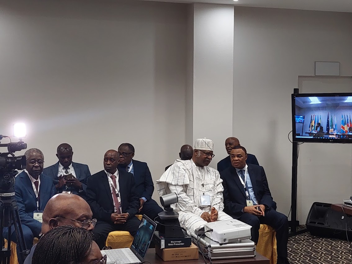 UEauGabon's tweet photo. Ce jour en présence du Président de la Commission #CEEAC à l'occasion de la 1ere rencontre du #ComitédeSages. #UE se réjouit que son appui via le #PARCIC ait contribué à cette 1ère rencontre pour la promotion et le maintien de la paix et la médiation en #AfriqueCentrale. https://t.co/lfAjqtftn1