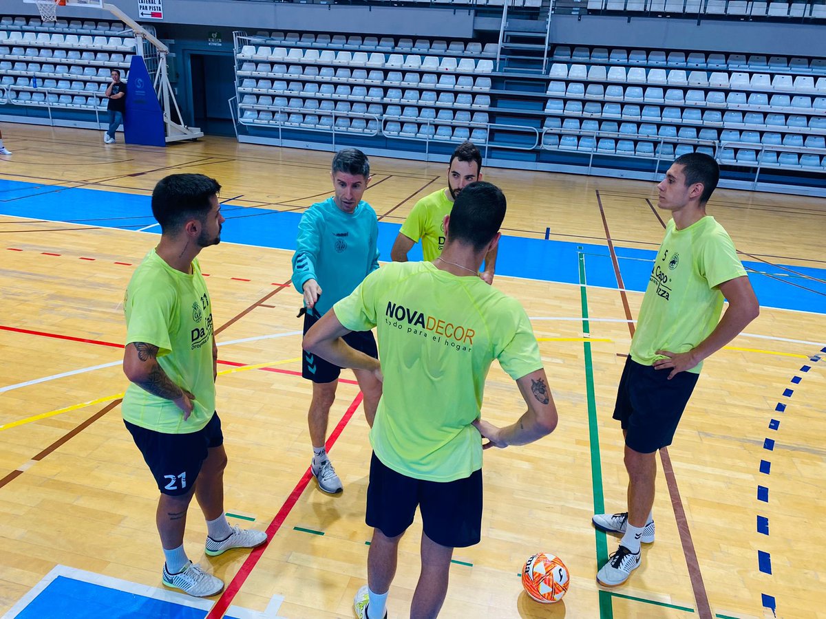 playascastellon's tweet photo. 🏋️ #12octubre | Los entrenamientos no paran para el Bisontes en el día de la Hispanidad. Los de Manuel Collado siguen preparando el choque de este sabado a las 16h en el Ciutat ante El Valle con mucha intensidad ante un partido que se presenta muy duro. https://t.co/Ze8kG4B6ez