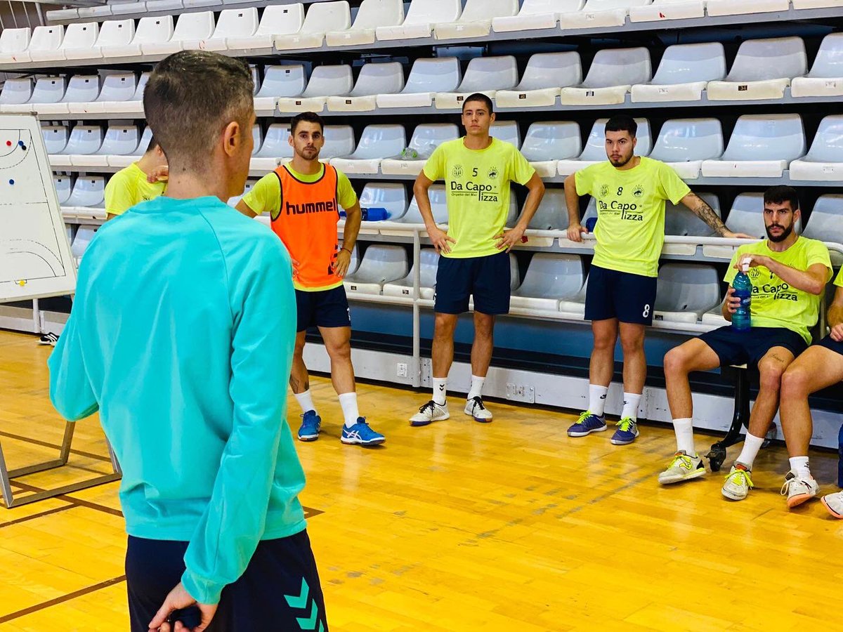 playascastellon's tweet photo. 🏋️ #12octubre | Los entrenamientos no paran para el Bisontes en el día de la Hispanidad. Los de Manuel Collado siguen preparando el choque de este sabado a las 16h en el Ciutat ante El Valle con mucha intensidad ante un partido que se presenta muy duro. https://t.co/Ze8kG4B6ez