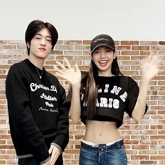 harutogallery_'s tweet photo. haruto with blackpink's lisa 🖤 https://t.co/wAEtkUivIA