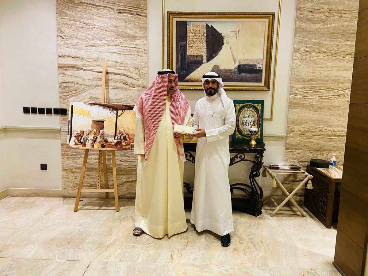 Eng_mbarkalhrbi's tweet photo. سعدت جداً بتكريمي من قبل معالي الشيخ فيصل المالك الصباح المستشار في الديوان الاميري فهو من اوائل الداعمين للشباب في وطننا الغالي 🇰🇼 
فله مني جزيل الشكر والعرفان. https://t.co/gvSdWDfNMd