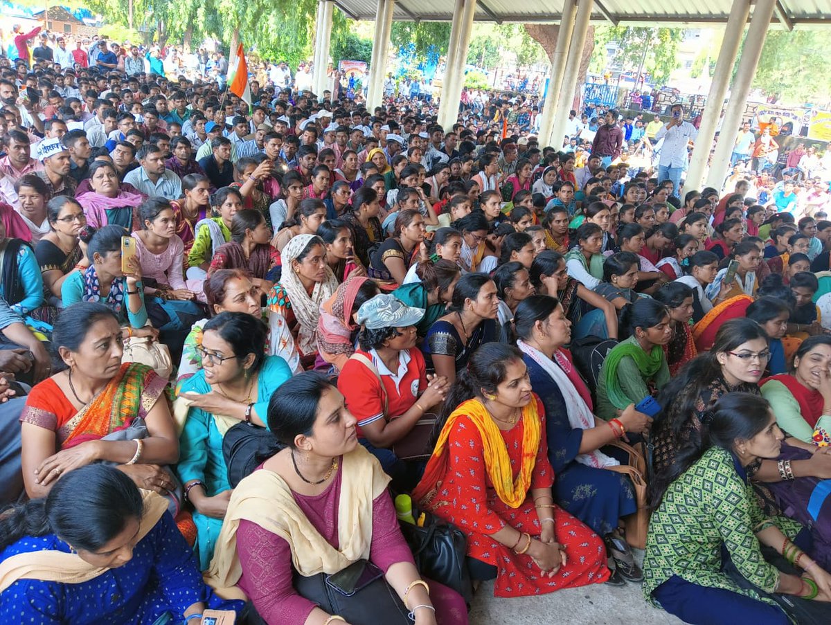 tKOTjXaSPcZSGuu's tweet photo. #आतिथि शिक्षकों का आंदोलन,नीलम पार्क भोपाल,
नियमितीकरण की मांग को लेकर,उमड़ा जनसैलाब,
आंदोलन जारी।
@KunalChoudhary_ @jitupatwari @pcsharmainc @JVSinghINC @digvijaya_28 @aajtak @News18MP https://t.co/QBq7J1ZpNm
