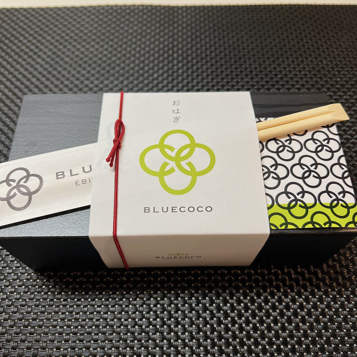 mi07110818's tweet image. いつも通る度に気になっていたお店に入ってみたところ、まだオープンして3日目だった！

生クリームおはぎ と アップルパイ 専門店！
ビジュは可愛いし、お味見をさせていただいたら美味しいし、お友だちの分と2箱購入🎶

（が、帰って蓋を開けたら…傾いて残念なお姿にー😭）

#bluecoco #おはぎ