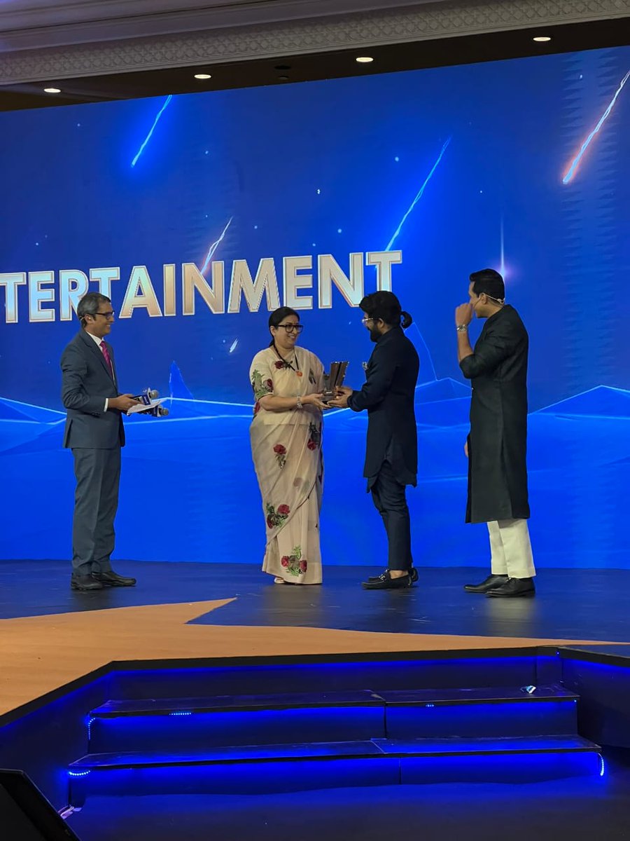 ISMEdits's tweet photo. #IndianSensationAlluArjun 👑

ICON Star @alluarjun won Indian Of the Year 2022 .. Entertainment category from Union Cabinet Minister @smritiirani garu 🤩

First South Actor To win this Award 🙏 https://t.co/0rR1SBm7Hw