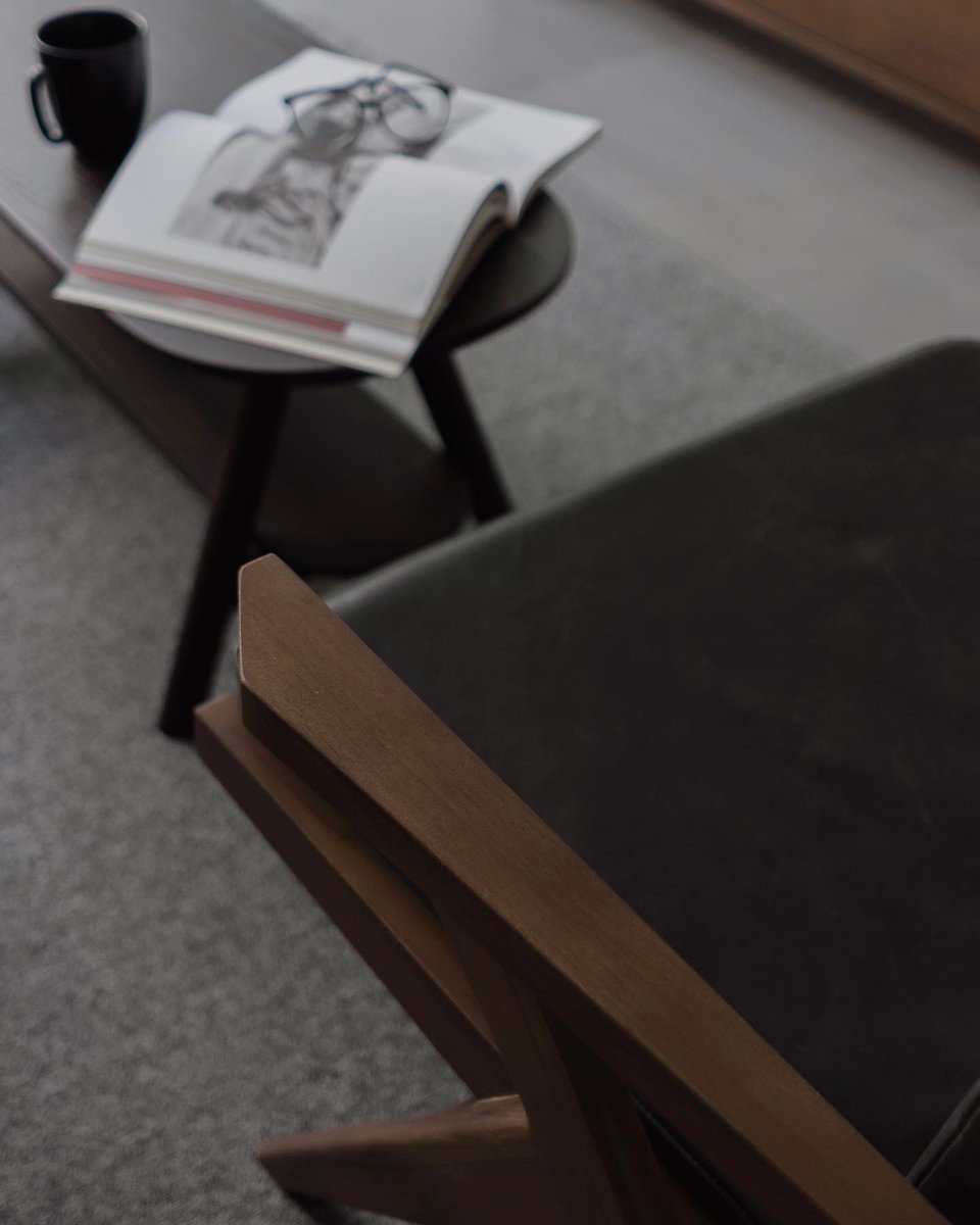 Madariyanhadi's tweet photo. Tribute Arm Chair.

Ternyaman! Kesan pertama kami saat duduk di kursi ini. Dibalut dengan kulit, pengalaman duduk bersantai semakin nikmat.

Apalagi duduk sembari baca buku dan minum secangkir kopi. Panjangnya 59cm dan tingginya 82cm. https://t.co/E7AWTDAgdl