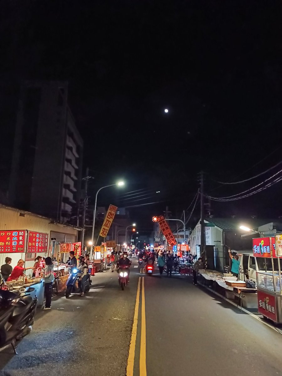 先來永康區聖龍街夜市(Shenglong Night Market)觀察看看以後是否要扮keroro來拍照?夜市長度不長,攤位數還好,沒有停車場,沒有出現可以使用BCH支付的攤位,感覺好像有些無趣。這個夜市晚上九點半以後開始有攤位在收攤了。