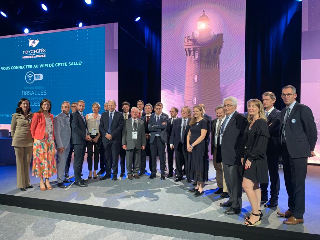 L'équipe de la 118e édition du #CongresNotaires au complet. À <a href="/Marseille/">Ville de Marseille</a>, au Parc Chanot, intervenants, professeurs, experts et partenaires étaient réunis sur scène pour immortaliser le moment

#Notariat #CDN22 #CDN2022