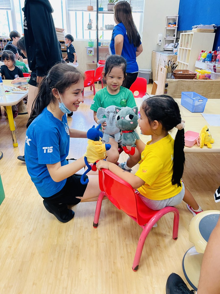 1WhitneyElliott's tweet photo. Big Buddies meet Little Buddies for our 1st House Team Day of the year @TISMacao #TISempowerslearning #inspire #impact #modeling #learningtogether #community #confidence #fun #acceptance https://t.co/eNT6XcueTq