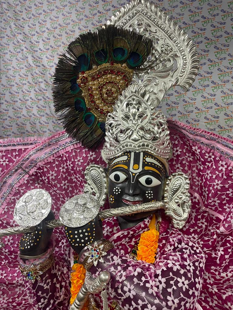 RadhaShree17's tweet photo. कल्पनाओं में करो चित्रित, तो साकार हूँ मैं,
 कण कण में विद्यमान, फिर भी निराकार हूँ मैं।
प्रेम सा सुवासित, अंतरिक्ष सा व्या���्त हूँ मैं,
तेरे ही अन्तर में बैठा, तेरा ही आकार हूँ मैं।।
✍🏻 *राधा श्री शर्मा* https://t.co/msxCRwXLZP