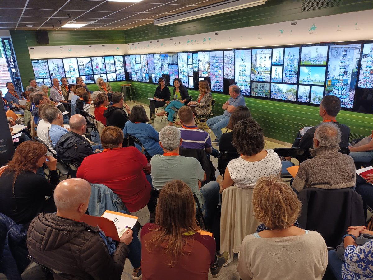 PlauditeTeatre's tweet photo. "El pensament crític s'entrena".
Presentem el nostre projecte de #TransformacióSocial a
@omnium @projectelliures
#ActFem #TeatreCrític
@unescovcm @afro_foro
@apSaFeraFerotge #ProjecteVincles
@natzafarre https://t.co/O2rwDcpvvj