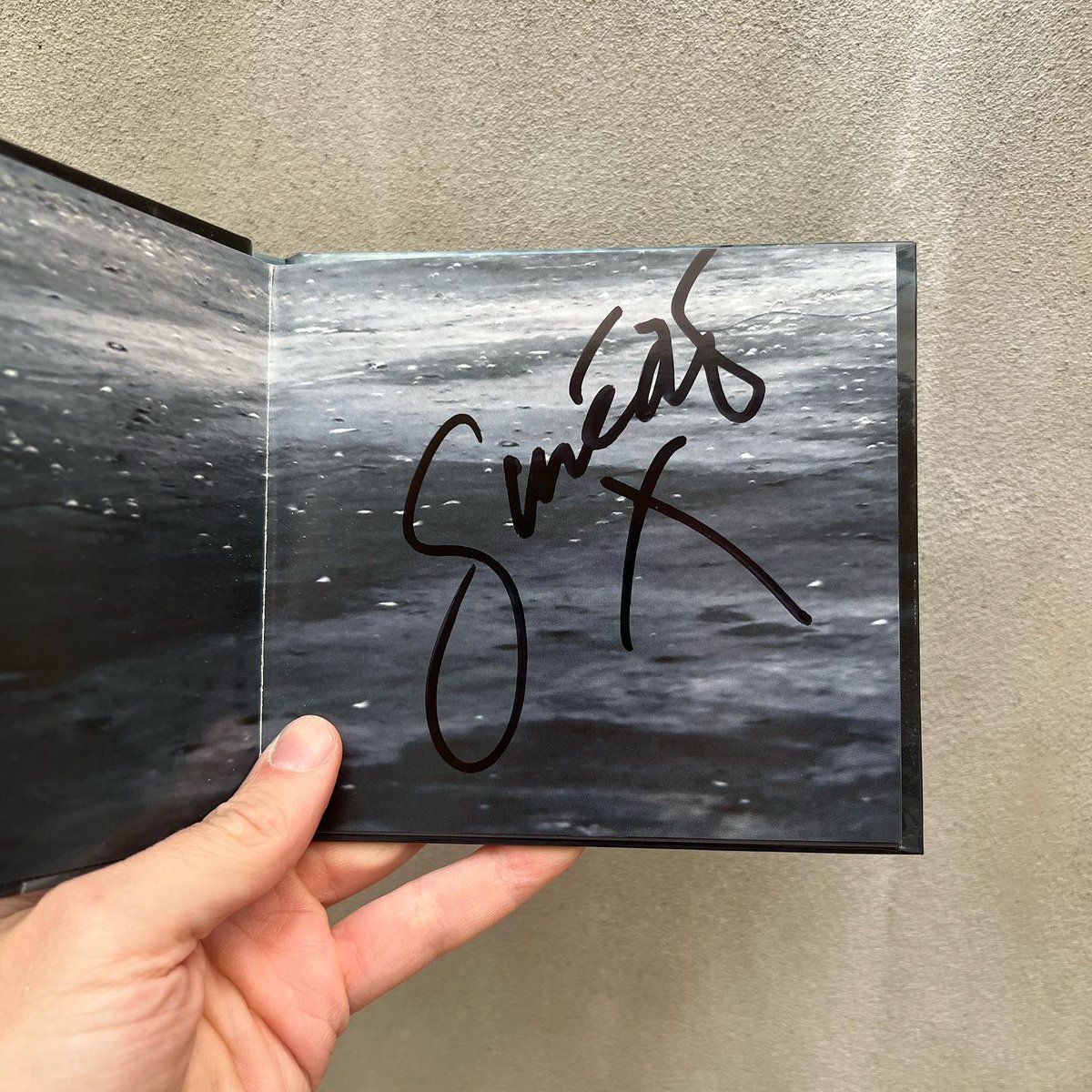 FrancescoCarli's tweet photo. Day 21 of 30 days of signed pop memorabilia from my collection! Signed "I'm Not Bossy, I'm The Boss"" CD by @SineadOConnor, 2014.
#30daysofsignedpop #sineadoconnor https://t.co/Oezhb88f9k