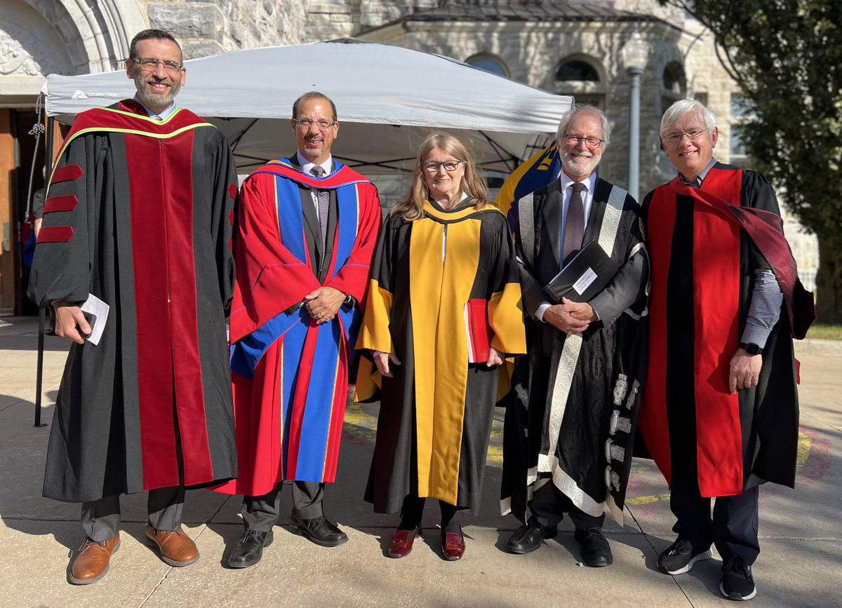 KDeluzio's tweet photo. Dr Suzanne Lacasse (#FCAE #OrderofCanada) received an honorary doctorate from @queensu this week. Her words to our graduates were inspirational and included the advice to learn many languages so you can build bridges across cultures.  Seen here with @QueensPrincipal @ianatcv https://t.co/d33PW4GEYW