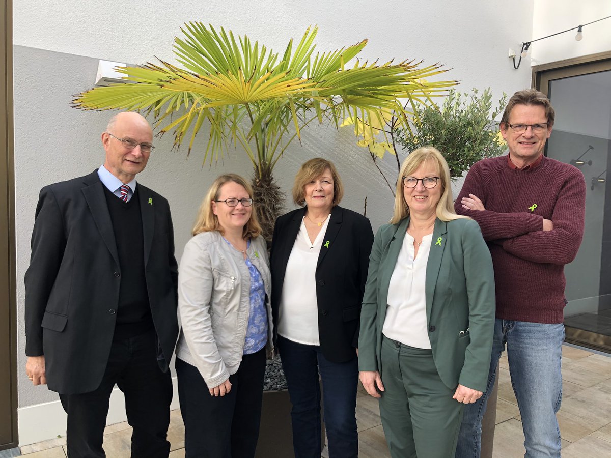 PTK_Hessen's tweet photo. #wochederseelischengesundheit💚Wir tragen die #grueneschleife - das internationale Symbol für eine Gesellschaft, die offen und tolerant mit psychischen Erkrankungen umgeht. Für #Akzeptanz &amp; gegen #Ausgrenzung! #MentalHealthMatters #Psychotherapie @ABSG_DE https://t.co/rT7Hvucm0l