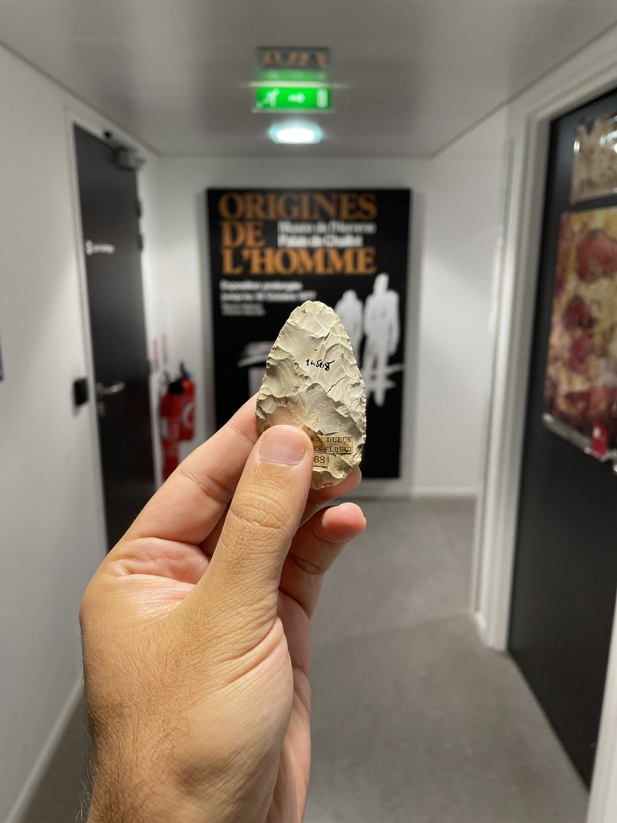 When you’re mini but mighty. A biface from the bank of the Seine.