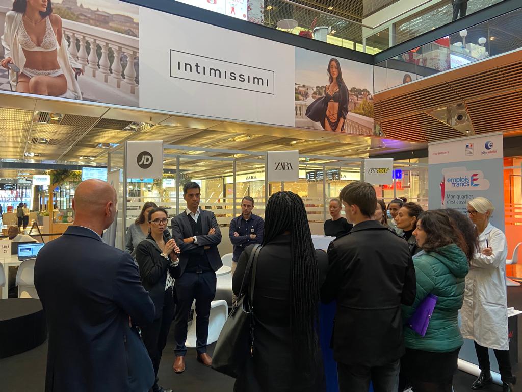DebreyneF's tweet photo. #TousMobilisés avec @poleemploi_HDF #lille
Sonia Hasni, sous-préfète, à participé au démarrage du job dating à #westfield #euralille. Ce jour : 60 offres, 20 entreprises recrutent dans le #commerce, la #vente et la #restauration.
@SeverineDelong @MSavary_PE @prefet59 @AmarBouacem https://t.co/ANZQYAbucz
