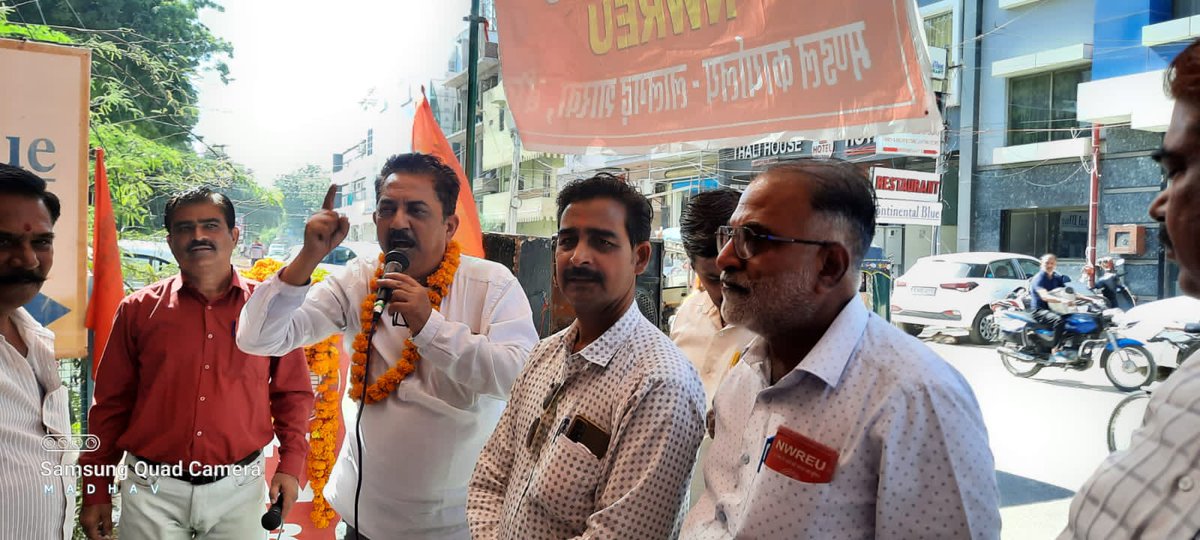 AIRF के आह्वान पर मंडल रेल प्रबंधक कार्यालय बीकानेर के गेट के बाहर NWREU के  बैनर तले सैकड़ों रेल कर्मचारी बैठे एक दिन की भूख हड़ताल पर .........
<a href="/ShivaGopalMish1/">Shiva Gopal Mishra</a> 
<a href="/MukeshM33445032/">Mukesh Mathur</a>
<a href="/NWREU/">NWREU</a>