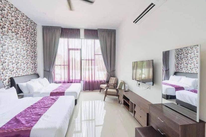 staycationig's tweet photo. 📍Rock Mountain Resort, Raub Pahang 

Rancak! Korang tahu tak rate staycation sini hanya dari RM150/night. Ada beberapa kemudahan seperti bilik karaoke, pdg bola sepak, nak bbq pun boleh. Tengoklah pool dia. Besar. Puas mandi. 😍 https://t.co/cEPIiaamFT