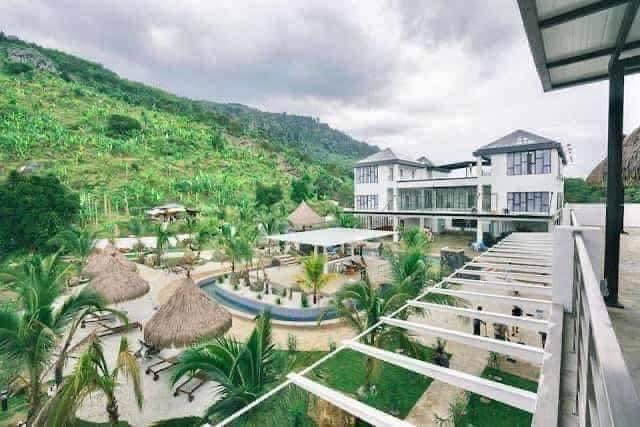 staycationig's tweet photo. 📍Rock Mountain Resort, Raub Pahang 

Rancak! Korang tahu tak rate staycation sini hanya dari RM150/night. Ada beberapa kemudahan seperti bilik karaoke, pdg bola sepak, nak bbq pun boleh. Tengoklah pool dia. Besar. Puas mandi. 😍 https://t.co/cEPIiaamFT