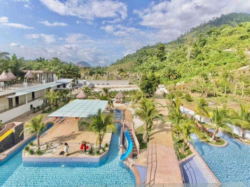 staycationig's tweet photo. 📍Rock Mountain Resort, Raub Pahang 

Rancak! Korang tahu tak rate staycation sini hanya dari RM150/night. Ada beberapa kemudahan seperti bilik karaoke, pdg bola sepak, nak bbq pun boleh. Tengoklah pool dia. Besar. Puas mandi. 😍 https://t.co/cEPIiaamFT