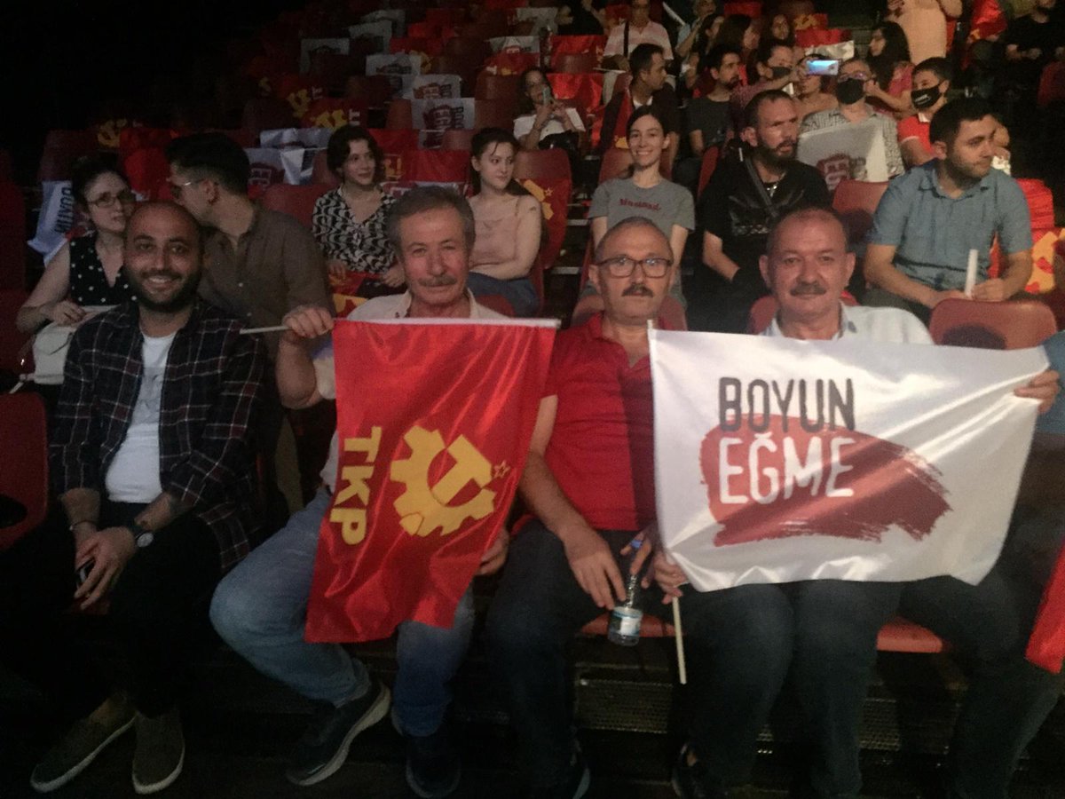 Güneşin sofrasındayız
Dostların arasındayız.