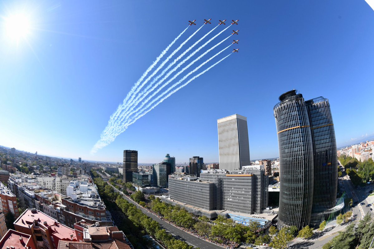 patrullaguila's tweet photo. Orgullosos de surcar los cielos madrileños de nuevo para celebrar nuestra Fiesta Nacional. ¡Muchas gracias por vuestro apoyo y por el cariño que nos demostráis siempre con vuestros mensajes! ¡Viva España!
.
@EjercitoAire https://t.co/Njv4NEgYc2