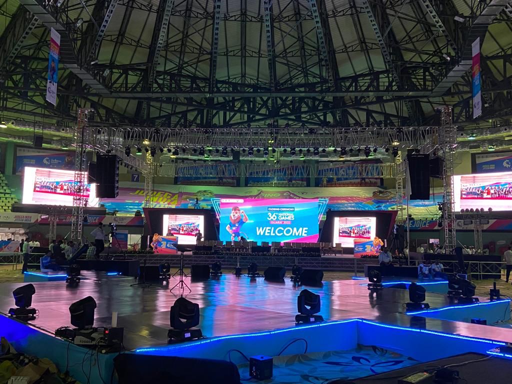 Nat_Games_Goa's tweet photo. Snapshots from the Closing Ceremony of the #36thNationalGames at PDDU Indoor Stadium, #Surat

#ThankYouGujarat #NationalGames #UnityThroughSports #JudegaIndiaJitegaIndia #NationalGames2022 #NationalGamesGujarat #NationalGamesGujarat2022 #GameWithAim #રમતોએકકરેછે #closingceremony https://t.co/gUR91p8UNq