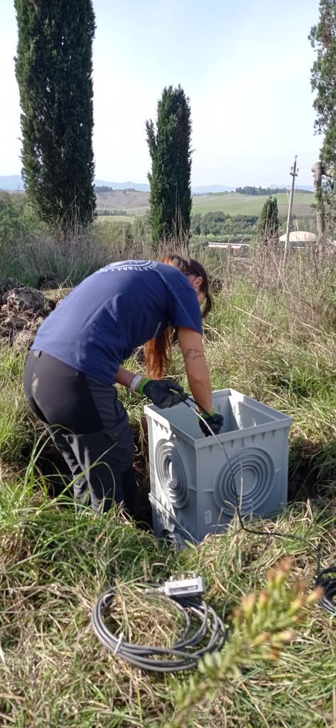 Fourth seismometer in the ground. It feels good that 50% of the work is done! @GeoFizz_DK @a_larosa90 @M_Raggiunti