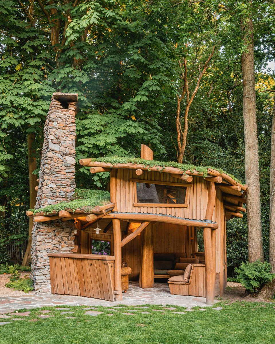 Last year, this beautiful cabin was 'planted' in Bergen (NL)🌱 
Photos: <a href="/hamerenhark/">Hamer en Hark</a> #groendak #greenroofs #backyard #tuinleven #garden #cabin #home #greenliving