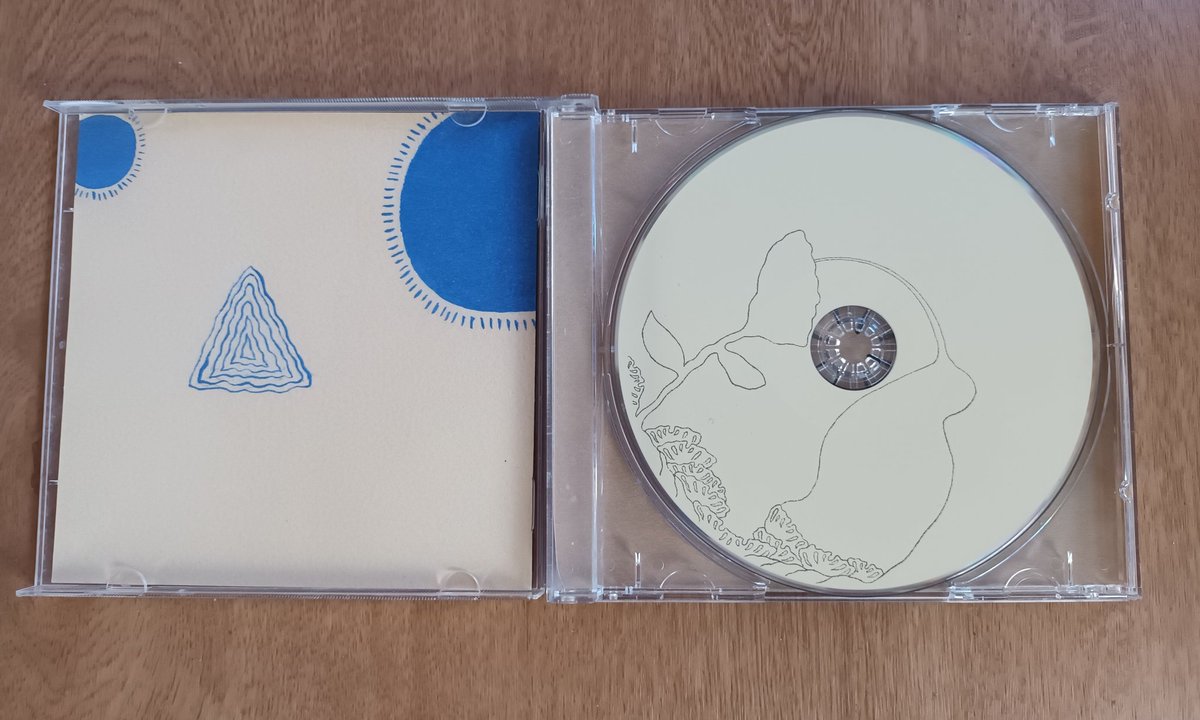Superdrogidge's tweet photo. #NowPlaying #5albums05
5th album by the psychedelic folk acoustic rocker.. with a tip of the cap to #SergeantPepper on the cover..
Just had a weekend play of this b4 #05 notification came in.. 😎 stands well!
Devandra Banhart - Cripple Crow https://t.co/fXc4ck8Bnm
