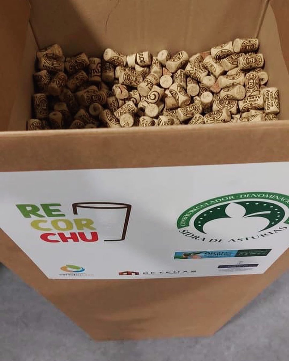 En esta XIII Edición de Gijón de Sidra, colaboraremos con la acción de Recorcho, estimando recoger más de 100.000 corchos durante los 10 días en las 36 sidrerías participantes en este certamen☺️
*En cada sidrería habrá una caja como esta donde se depositarán los corchos😉