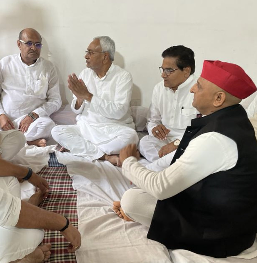 TheSamirAbbas's tweet photo. एक पल को लगा जैसे 'नेता जी' स्वयं बैठे हैं ! https://t.co/AuXUJKHuAS