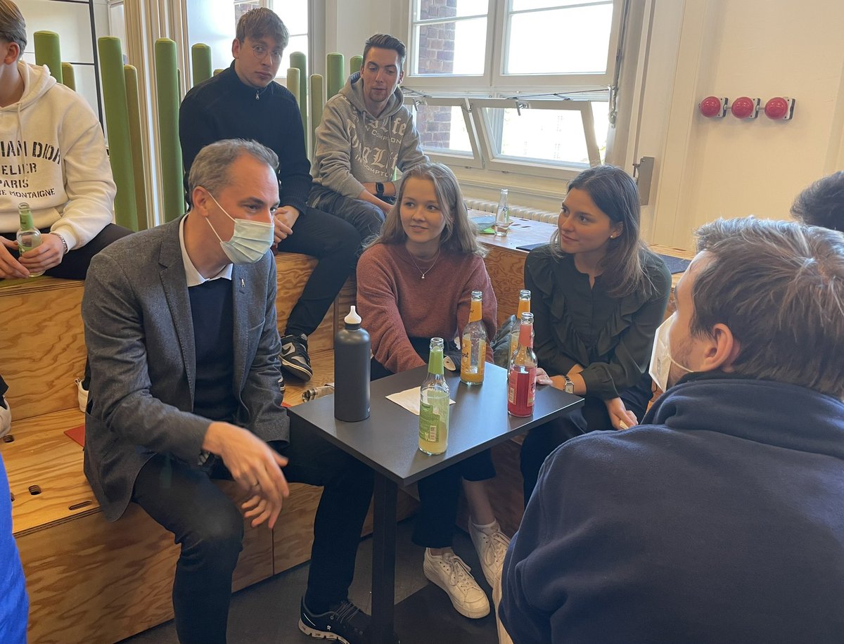 NeikeCedrik's tweet photo. What could be better than celebrating the history of our company together with the future of our company? 🎉  

Today I met our apprentices and students in #Berlin to celebrate the 175th anniversary of the founding of our company. 🎂 Happy Birthday, @Siemens! 

#Siemens175 https://t.co/lGHbNwfg7Q