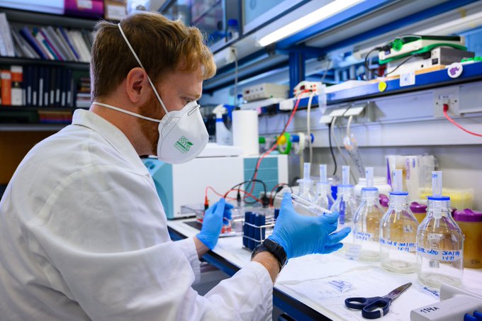 CSIC's tweet photo. El CSIC es el mayor organismo de investigación de España y uno de los mayores de Europa. Sus 150 centros, con 13.330 trabajadores, cubren todas las áreas del conocimiento. Genera investigación puntera y la transfiere a la sociedad. 
Cifras 2021
➡️https://t.co/GW9MeiCioW https://t.co/2iBuyI0a2A
