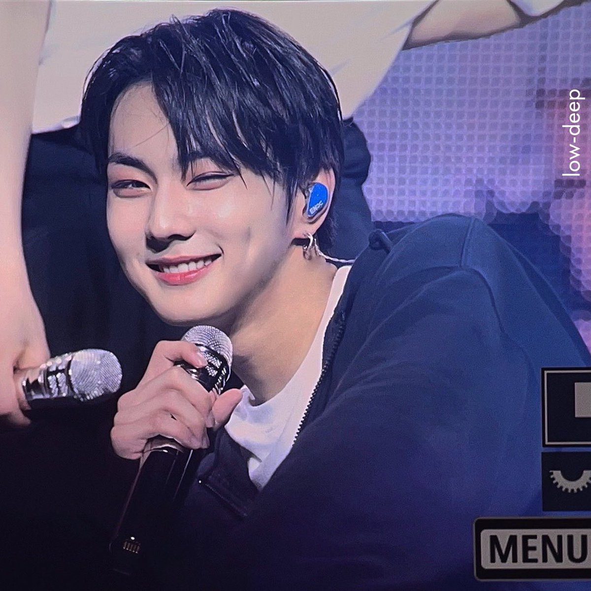 바보윙크 tweet media